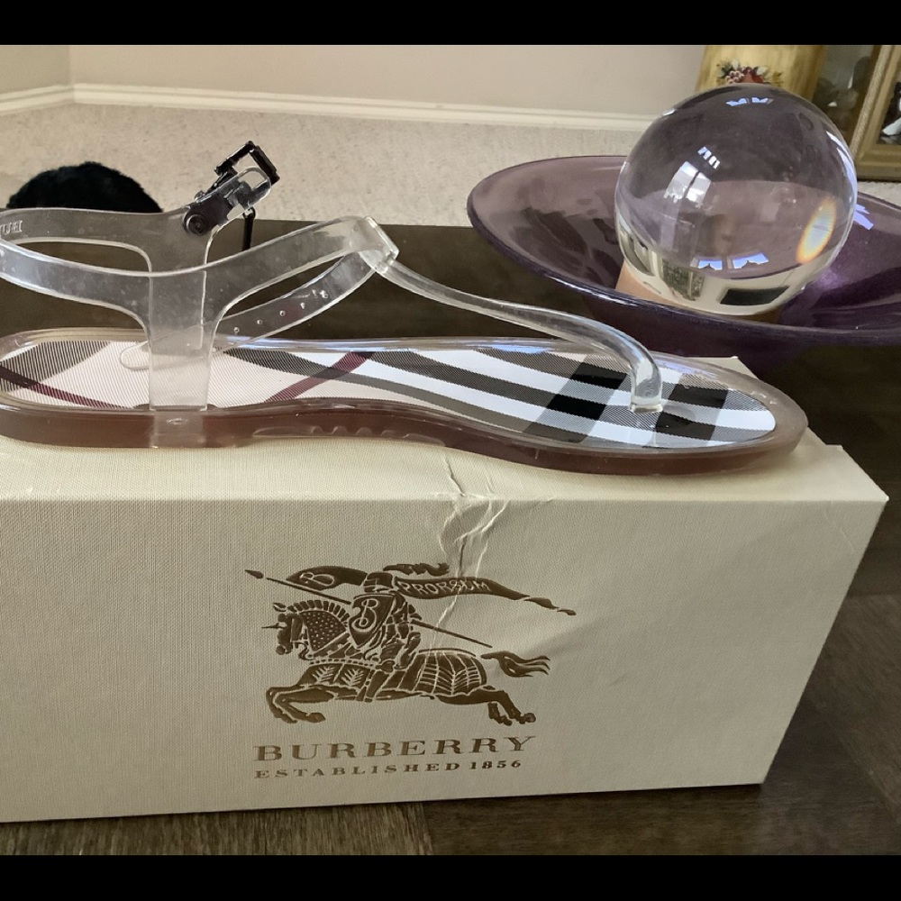 Burberry  thong sandals made in Italy like new
